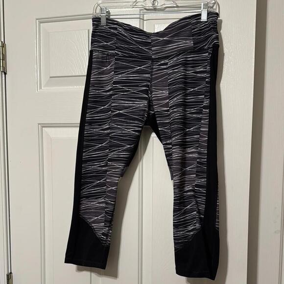 c9 by Champion Black & Gray Abstract Print Capris - Stylish Activewear - Picture 1 of 4